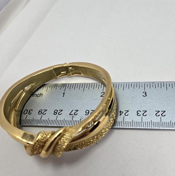 Vintage Trifari Hinge Clamp Bracelet Gold Toned Texture-Smooth Opens In Front - Picture 8 of 12